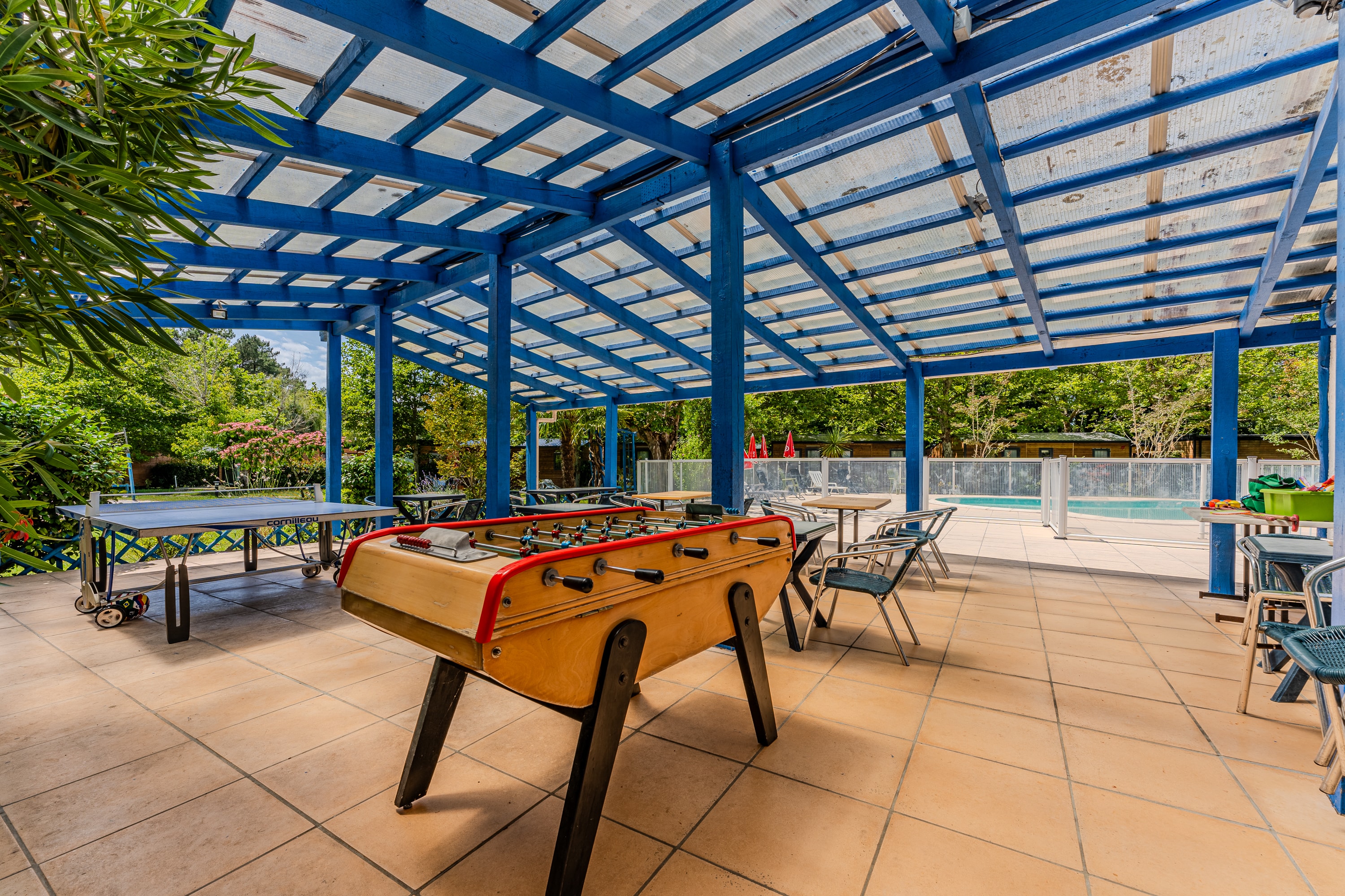 Babyfoot et ping-pong sous la pergola du camping