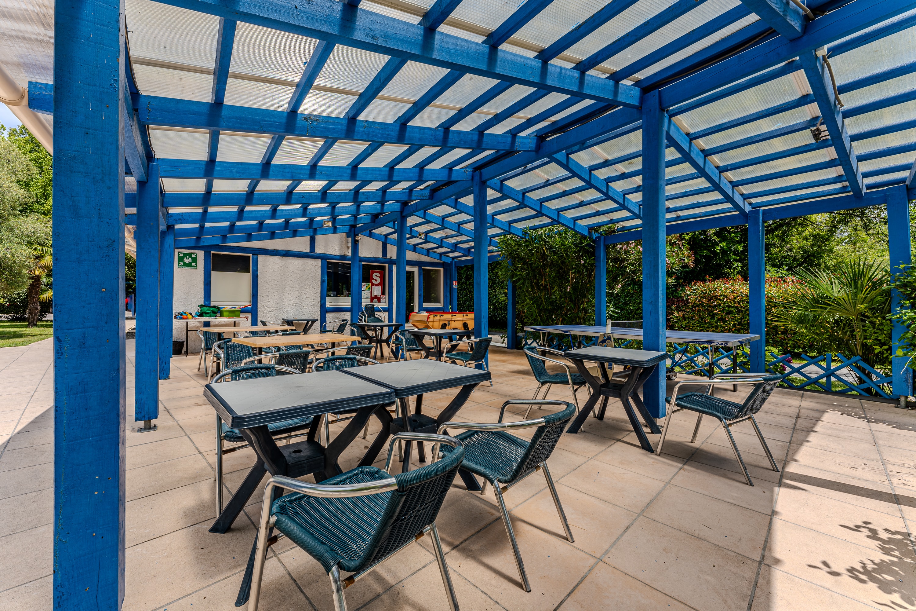 Espace snack et pergola bleue du camping