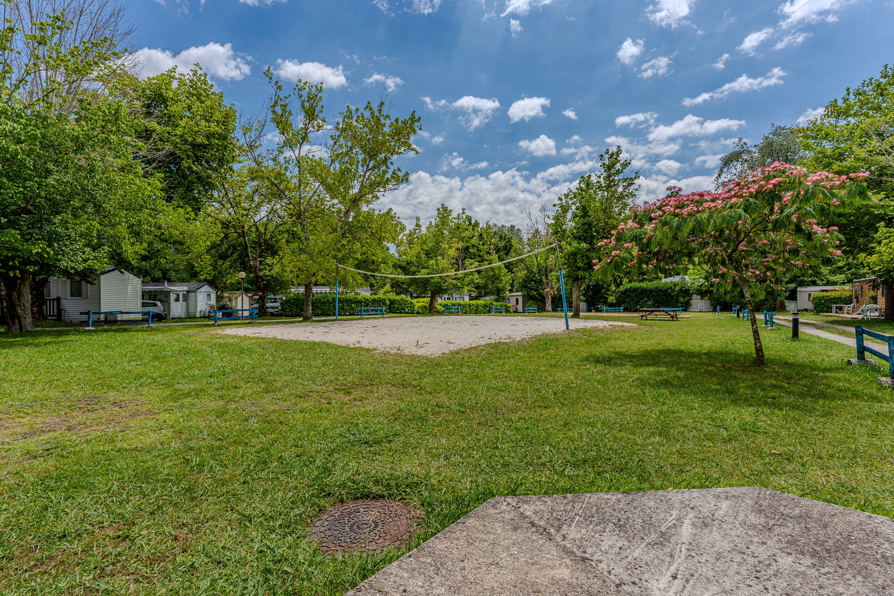 Terrain de volley et espaces verts du camping